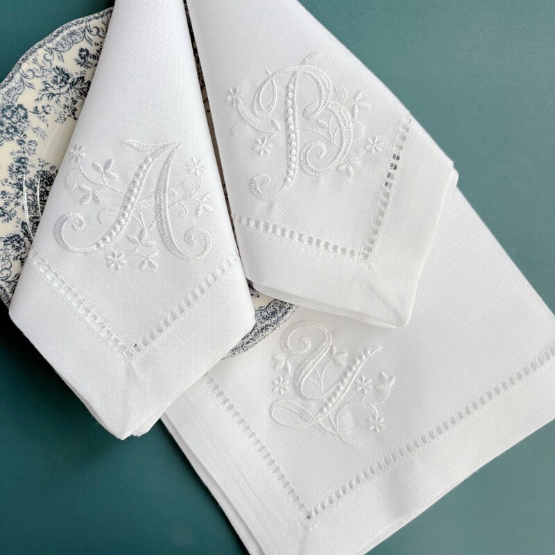 مناديل قماشية بيضاء مطرزة بحرو - مراجعة Monogrammed Handkerchief وسعره